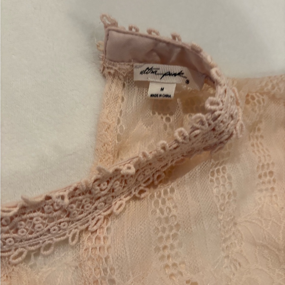 Pink lace blouse medium - Picture 2 of 3